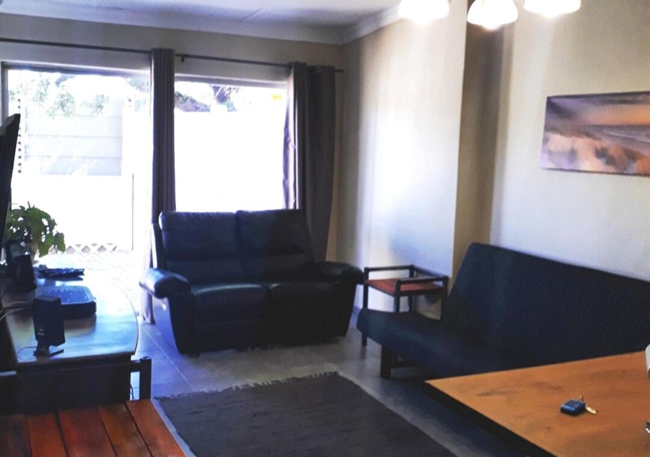 Bateleur Self Catering Cc Lägenhet Windhoek Exteriör bild