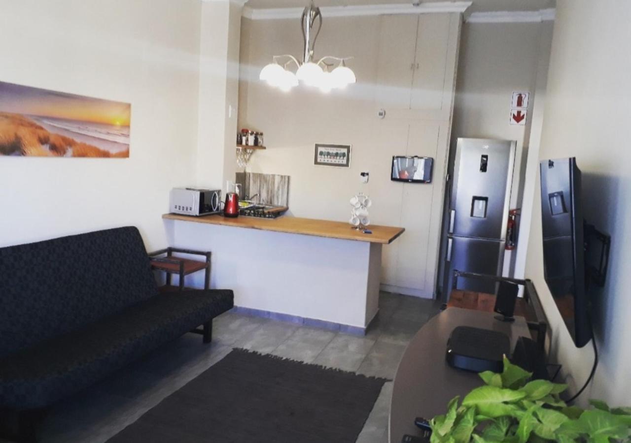 Bateleur Self Catering Cc Lägenhet Windhoek Exteriör bild